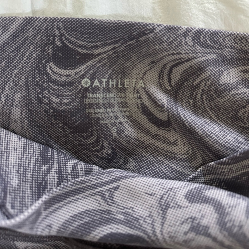 Athleta cropped leggings size small. Indigo color